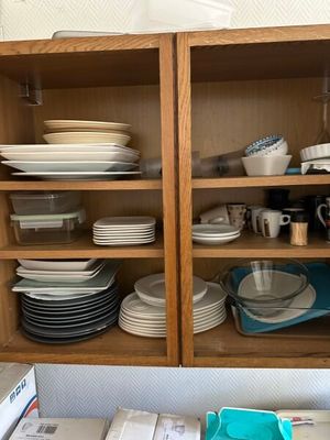 Ensemble de ustensiles de cuisines, verres et vaisselles se …