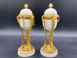 paire d'urnes anciennes françaises en marbre et or