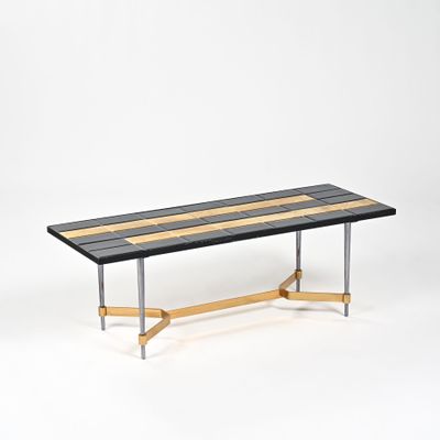 une photo d'un banc en bois et en métal