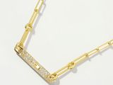 un gros plan d'un collier en or serti de diamants sur fond blanc