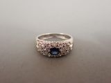 Gros plan sur une bague contenant une pierre bleue