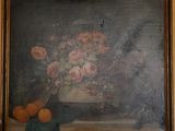 un tableau représentant un vase rempli de fleurs et d'oranges posé sur une table