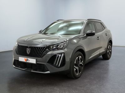 un SUV gris garé dans une pièce au sol noir