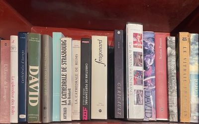 de nombreux livres qui se trouvent sur une étagère dans la pièce