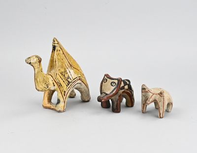 trois figurines d'animaux sculptées, disposées les unes à côté des autres