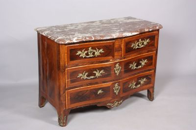 une commode à dessus de marbre sur fond blanc