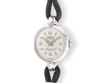 une photo d'une montre-bracelet pour femme avec un bracelet en cuir noir