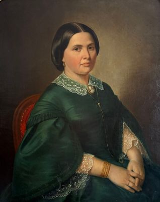 portrait d'une femme en robe verte, assise sur une chaise rouge