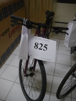 un vélo avec une étiquette de prix dans un magasin