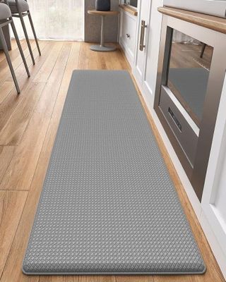 tapis de cuisine gris posé sur un parquet dans une cuisine moderne