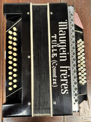 Accordéon MAUGEIN à Tulle. Chromatique, 3 rangs, 24 basses. …