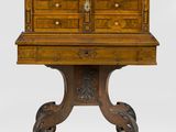un vieux bureau en bois avec des tiroirs et des tiroirs sur le dessus