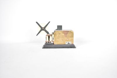 une petite maquette d'un petit avion posée sur une surface blanche