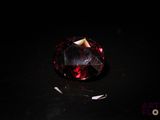 gros plan d'un diamant rouge sur une surface noire