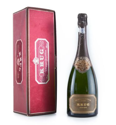 une image représentant une bouteille de champagne à côté d'une boîte rouge