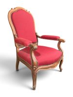 Fauteuil en bois naturel sculpté, les pieds galbés.