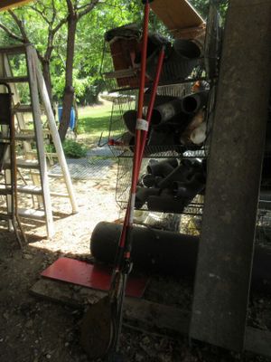 un tas de vieux pneus empilés les uns sur les autres sous une tente