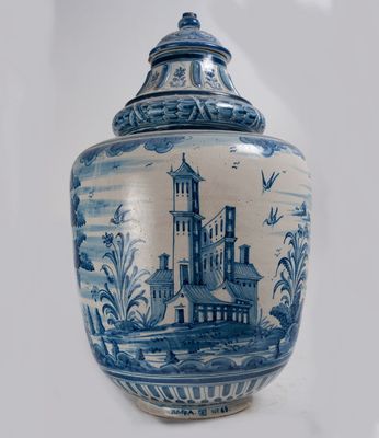 un vase bleu et blanc orné d'un château