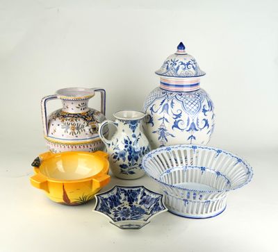 de nombreux types de vases et de bols bleus et blancs