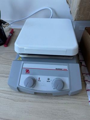un appareil électronique blanc posé sur une table en bois