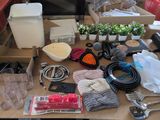 de nombreux objets posés sur une table à l'arrière d'une voiture