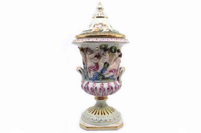 CAPODIMONTE Vase Médicis couvert en majolique émaillée poych…