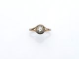 une image représentant une bague en or sertie d'un diamant blanc