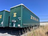 deux semi-remorques vertes garées sur le bord de la route