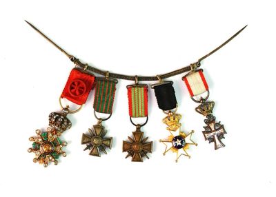 une image représentant un collier orné d'un ensemble de médailles
