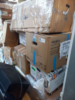 de nombreux cartons empilés les uns sur les autres dans un entrepôt