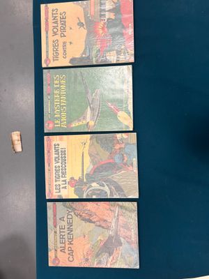 trois livres posés les uns à côté des autres sur la table
