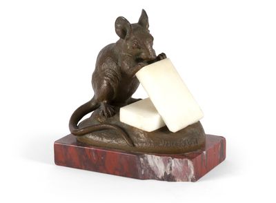 statue d'une souris tenant un morceau de fromage sur un socle en marbre