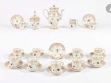 de nombreux types de tasses et soucoupes pour le thé et le café
