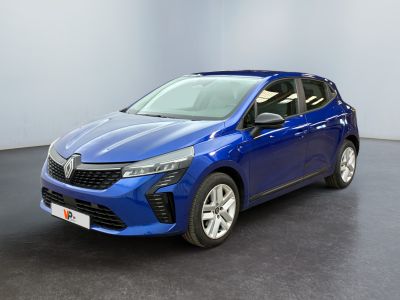 Une voiture bleue est garée dans une pièce au sol noir.