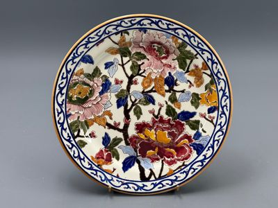 gros plan d'une assiette avec des fleurs sur une table