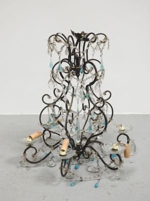 une image représentant un lustre auquel sont suspendues de nombreuses perles de verre