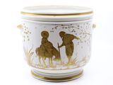 un vase blanc et doré sur lequel est représenté un couple
