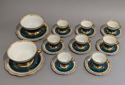 un grand nombre de tasses à thé et de soucoupes posées sur une table
