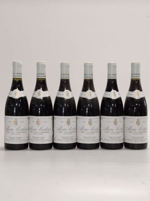 six bouteilles de vin alignées sur une table