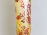un vase en verre orné d'un motif posé sur une table