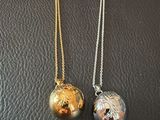 deux colliers en argent et en or ornés d'un arbre
