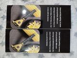 deux boîtes de macaronis au fromage posées sur une table