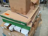 de nombreux cartons empilés les uns sur les autres dans un entrepôt