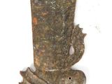 un petit objet en métal sur lequel est représenté un dragon