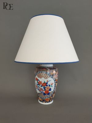 une lampe posée sur une table et munie d'un abat-jour