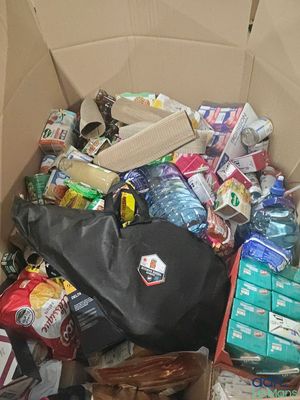 une boîte en carton remplie de différents types d'objets