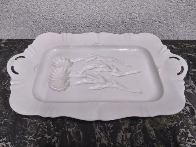 Théodore Haviland. Plat à légumes à relief en porcelaine blanche,...