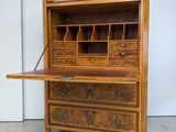 un vieux bureau en bois avec des tiroirs et des tiroirs sur le dessus