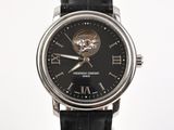 gros plan d'une montre-bracelet avec un cadran noir