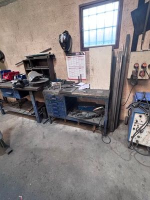 une photo d'un garage où l'on voit de nombreux outils